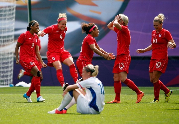 Chơi hay hơn nhưng không tận dụng được các cơ hội, Pháp để các cầu thủ Canada chọc thủng lưới ở phút thi đấu cuối cùng và giành chiến thắng ở trận tranh HCĐ môn bóng đá nữ.